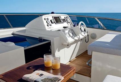 Azimut Grande 100 يخت ديناميكي يحضن المالك، ضيوفه والطاقم